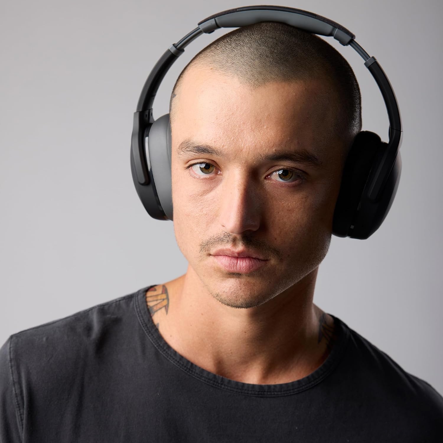 Wireless multi-sensory bass headphones - Asphalt | Bluetooth, noise isolating over-ear fit, 40 hours battery, microphone, working out, gym, travel, studying, music - view 4